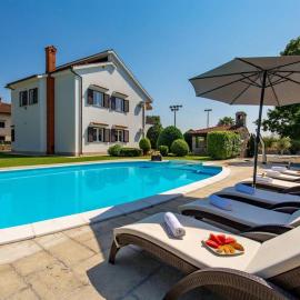 Holiday house with swimming pool