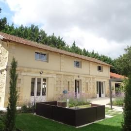 villa entière château Lacroix de Civrac 3 ch, 3 sdb, piscine xxl,sauna, 4 étoiles,7 pers, hotel in Civrac-de-Blaye