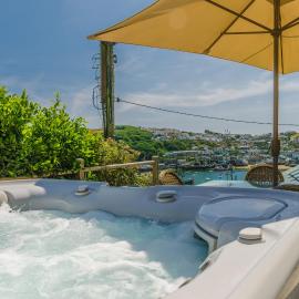Luxury Victorian school with views of Harbour, hotel a Fowey