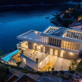 Beachfront Villa Extravaganza with Infinity Pool