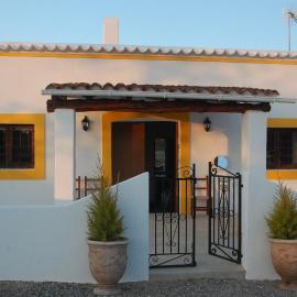 Can Jaume Guillem, hotel i Sant Carles de Peralta