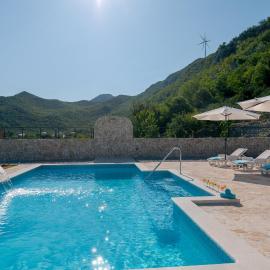 Villa Elin - Private Pool & Peaceful Family Retreat near Omiš