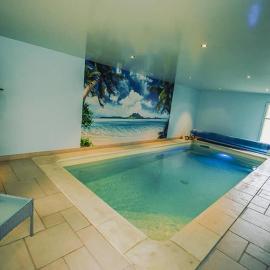 Maison PISCINE INTERIEURE et GARAGE, hotel en Troyes