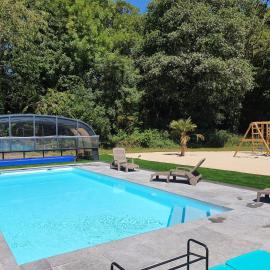 Gîtes de Maner Ster - Le Frêne Piscine ou Le Chêne Piscine, hotel a Cléden-Poher