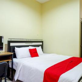 RedDoorz @ Jalan Bali Cilacap, khách sạn ở Gumilir
