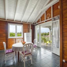 VILLA CANA avec SPA -Proche bourg - Calme - sans coupures d'eau, hotel in Terre-de-Haut