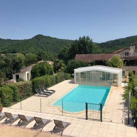 Rez de Piscine, 10 Personnes - RÊVE DE PAPILLON et À L'étage, 5 Personnes - NID D'ÉTOILES, Il s'agit bien de deux gîtes individuels qui sont reliés par un escalier interne, cela permet a une grande famille de louer les deux gîtes