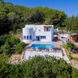 Charming villa with pool, Can Toni Mateu., hotel i Sant Carles de Peralta