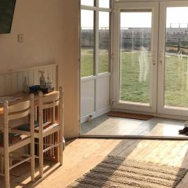 Seaside Studio right on the coastal path., hotel in West Bay
