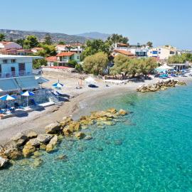 Spacious apartment on the beachfront, hotel em Melíssion