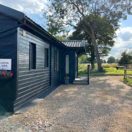Spacious Garden Lodge at The Chestnuts, Norfolk, hotel u gradu Norič