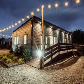 Black Bull Retreat, Barmston with Private Hot Tubs, Hotel in Great Driffield