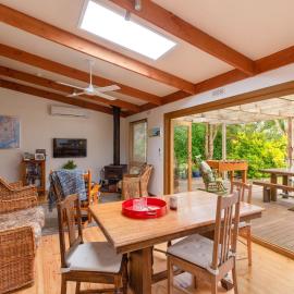 Merricks Surf Cottage - Charming Beachfront Bliss, hotel en Merricks