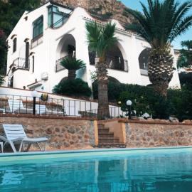 Villa del Golfo Urio with swimming pool shared by the two apartments it is essential to have a car, hotel v mestu Santa Flavia