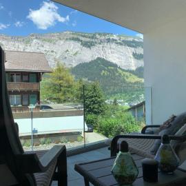 Montanas - Luxuswohnung mit Kamin - Nahe Caumasee & Talstation, hotel in Flims