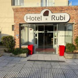 Hotel Rubi، فندق في فيزيو