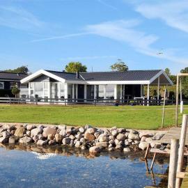 Eksklusiv sommerhus beliggende i vandkanten, hotel Munkebóban