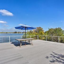 Lake Granbury Getaway! Family Home w/ Deck & Games, hotel in Granbury