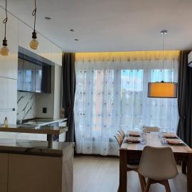 Луксозен апартамент до Боровец за 4 гости с паркомясто и WiFi, hotel a Samokov