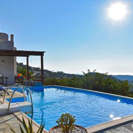 Family house with a swimming pool 5 minutes from Ioulida, hotel u gradu Julida