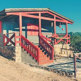 Charming house in Cañamero with pool and mountain view, hotel u gradu Cañamero