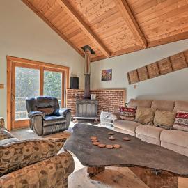 Remote Cabin w/ Fire Pit: 3 Miles to Stowe Mtn!, хотел в Стоу