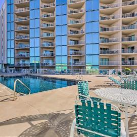 Sunny Beachfront Biloxi Condo w/ Resort Amenities!, khách sạn ở Biloxi