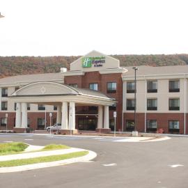 Holiday Inn Express & Suites Cumberland - La Vale by IHG、La Valeのホテル