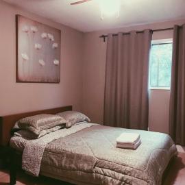 Private Rooms in a 3 Bedroom Guest House Close to Kingsway NAIT 1 Person per Room No Couples For Men Only، فندق في إيدمونتون