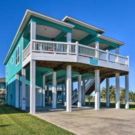 Deck & Fire Pit: Gulf Coast Gem in Crystal Beach!