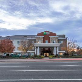 Holiday Inn Express Hotel & Suites Roseville - Galleria Area by IHG, hotelli kohteessa Roseville