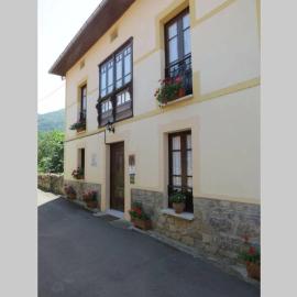 Casa del Cuetu. Traditional village house in Asturias
