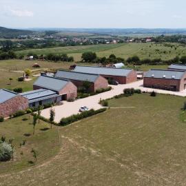 Öregtölgy Apartman, hotell i Szár