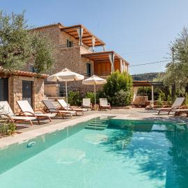 Lithos Guesthouse Kardamili، فندق في كارداميلي