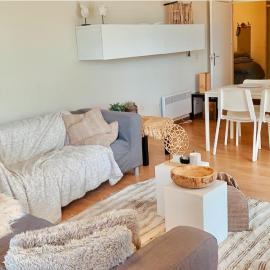 Ruim, lichtrijk appartement met groot terras uitstekend gelegen in De Panne, hotell i De Panne
