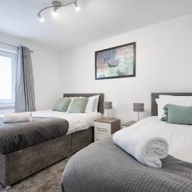 Group-Friendly 3BR Home with Garden Near Swansea Beach