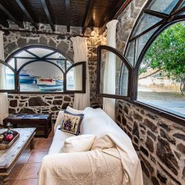 Plousiadi΄s Stone House