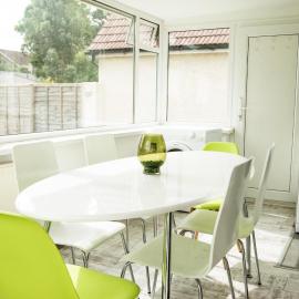 Detached 4 bed 2 bath big parking spaces nr Gatwick