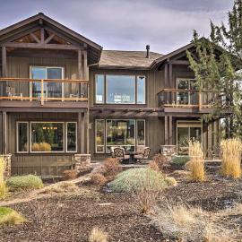 Modern Eagle Crest Escape w/ Patio & 2 Balconies!, hotel a Redmond