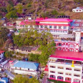 Calux Hill Queen at Mall Road with Parking - Formerly Amara