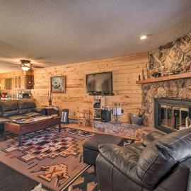 Downtown Red River Retreat w/ Mtn Views + Yard, hotel a Red River