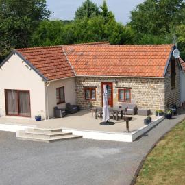 Spacious house for 6 people with a swimming pool, hotel a Chalandrey