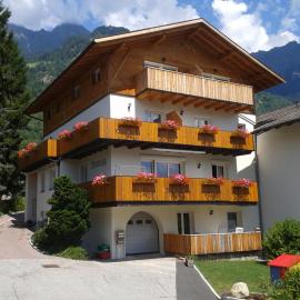 Appartments Stoanegg, hotel a Parcines