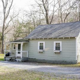 Camelback cottage - on ONE ACRE & near local attractions, hotel di Tannersville