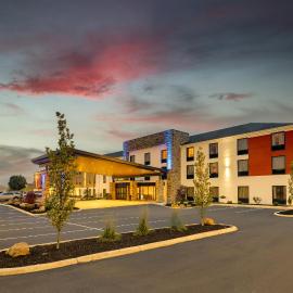 Holiday Inn Express & Suites Troy by IHG、Troyのホテル