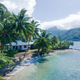 Le Neliza Beach Lodge Raiatea، فندق في Opoa