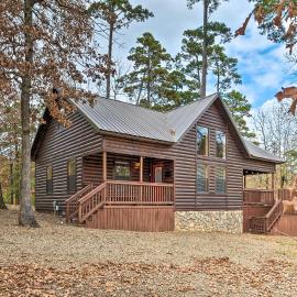 Hot Tub: 'Little Bear's Pond' Broken Bow Cabin
