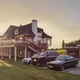 Hotelik Dworek Legnickie Pole 4km od Legnicy, hotel in Legnickie Pole
