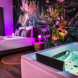 SECRET SUITE "Jungle" - Jacuzzi privatif - Gare RER C - Proche Paris، فندق في برتينيي-سور-اورج