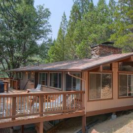 99 Yosemite Mountain Lodge